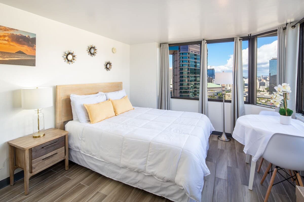 Condo in Honolulu · ★4.57 · Studio · 1 bed · 1 shared bath - Photo 5