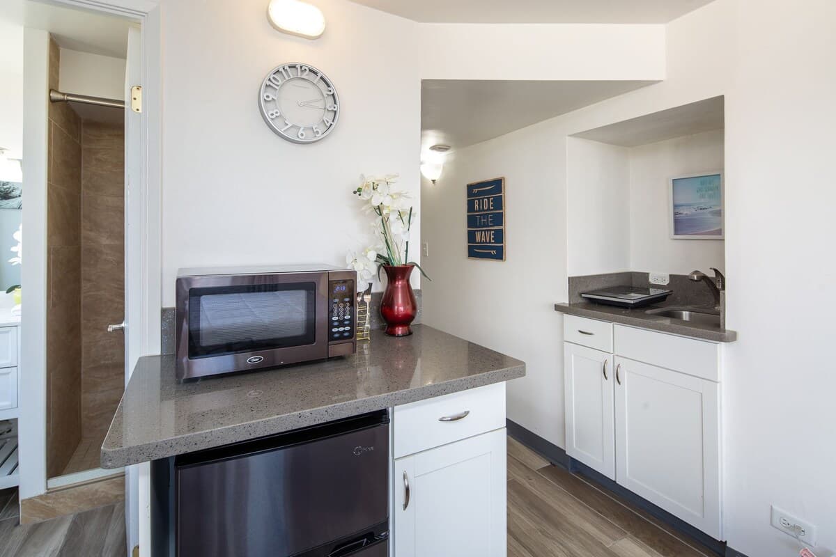 Condo in Honolulu · ★4.57 · Studio · 1 bed · 1 shared bath - Photo 3