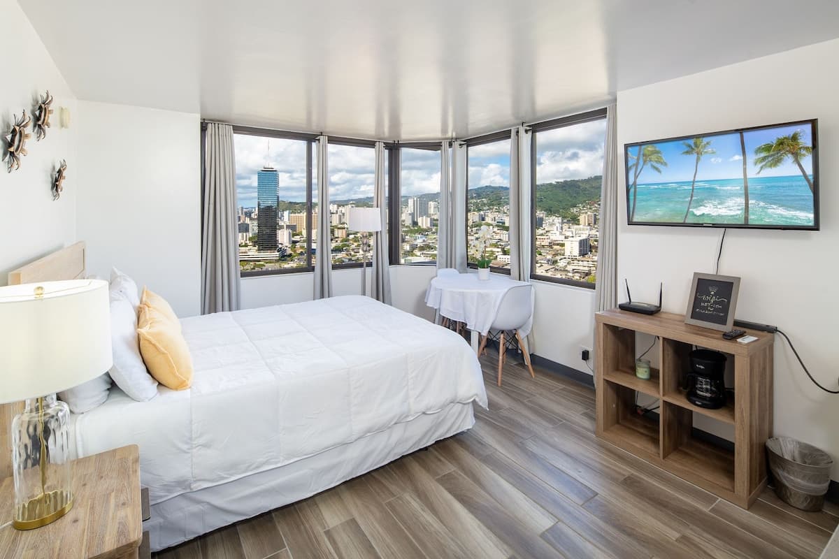 Condo in Honolulu · ★4.57 · Studio · 1 bed · 1 shared bath - Photo 1