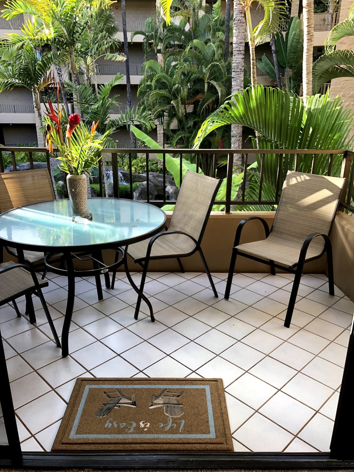 Condo in Lahaina · ★4.38 · 1 bedroom · 2 beds · 1 bath - Photo 2