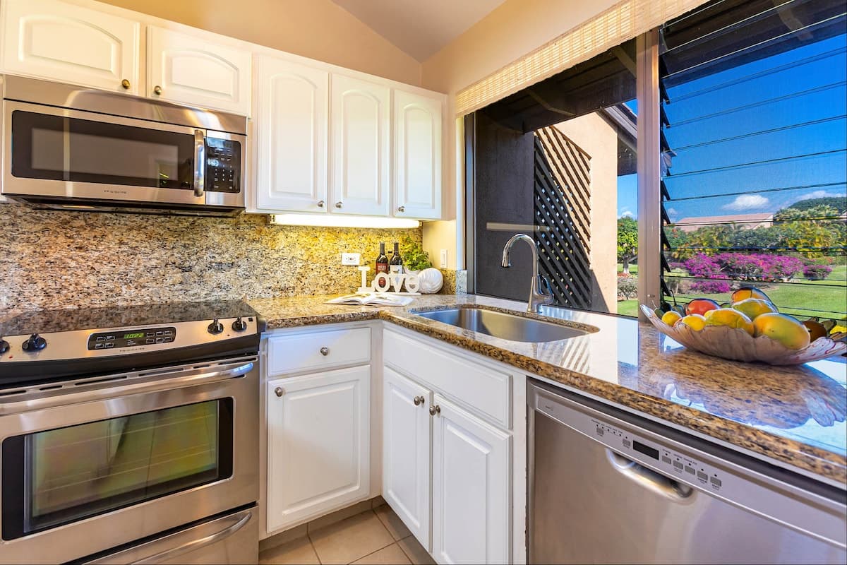 Condo in Kihei · ★4.96 · 1 bedroom · 2 beds · 1 bath - Photo 3