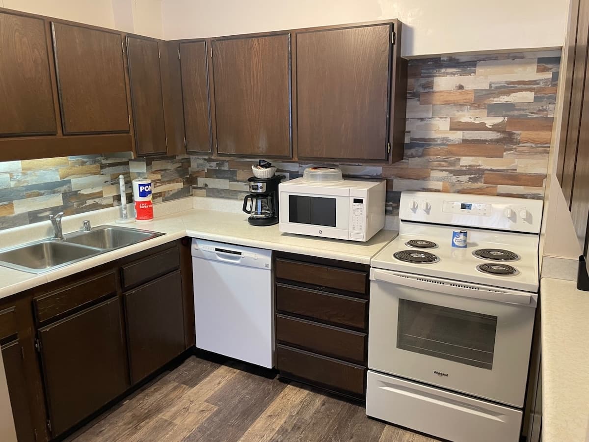 Condo in Honolulu · ★4.47 · 2 bedrooms · 3 beds · 2 private baths - Photo 5