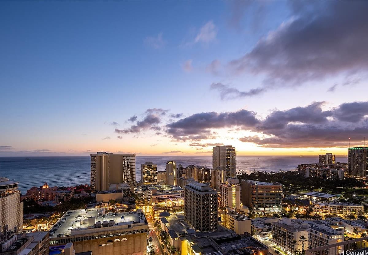 Condo in Honolulu · ★4.47 · 2 bedrooms · 3 beds · 2 private baths - Photo 3