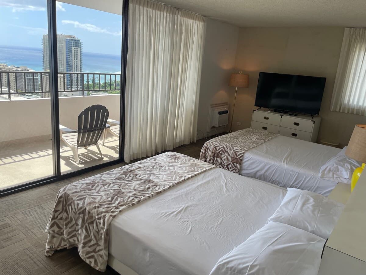 Condo in Honolulu · ★4.47 · 2 bedrooms · 3 beds · 2 private baths - Photo 1