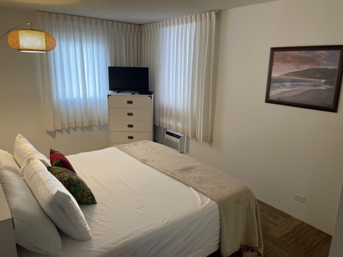 Condo in Honolulu · ★4.47 · 2 bedrooms · 3 beds · 2 private baths - Photo 2
