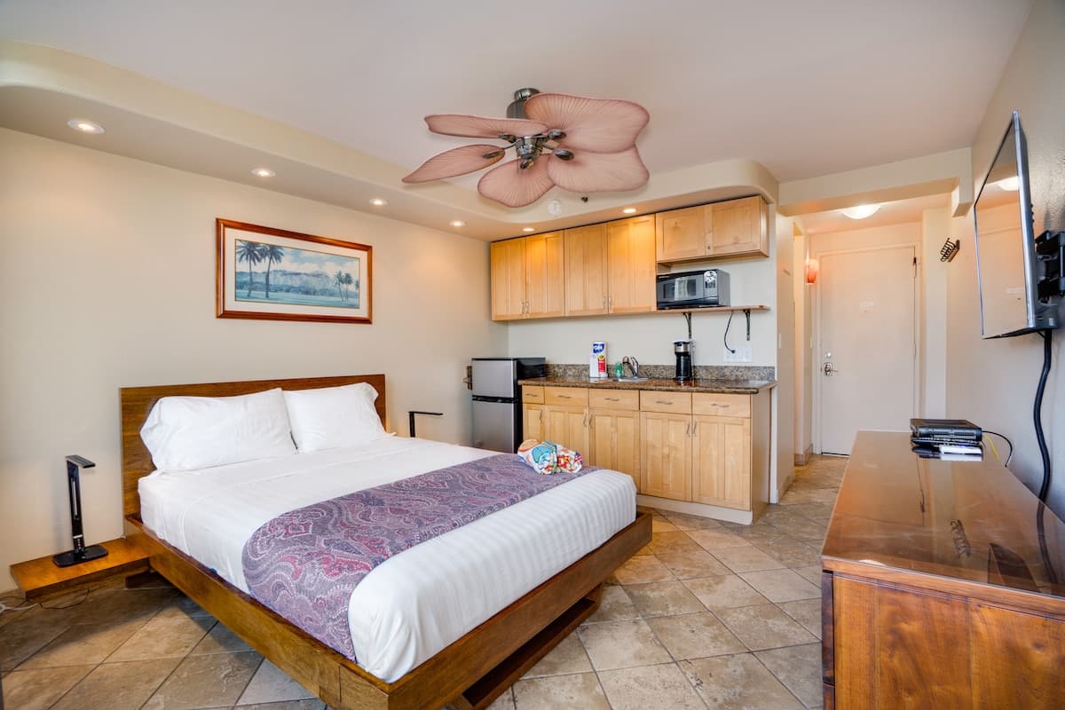 Condo in Honolulu · ★4.64 · Studio · 1 bed · 1 private bath - Photo 3