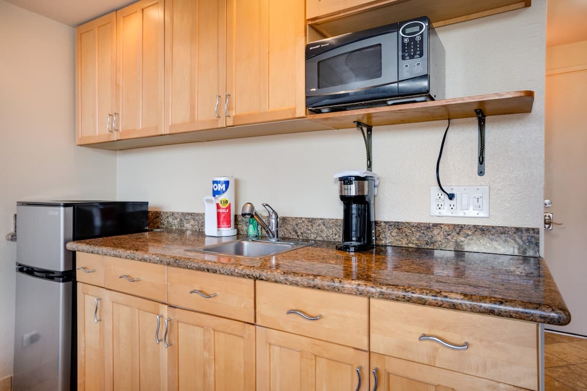 Condo in Honolulu · ★4.64 · Studio · 1 bed · 1 private bath - Photo 5