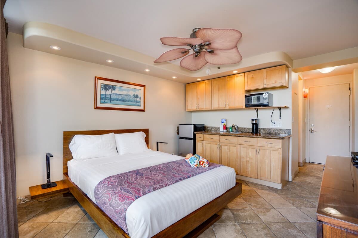 Condo in Honolulu · ★4.64 · Studio · 1 bed · 1 private bath - Photo 4