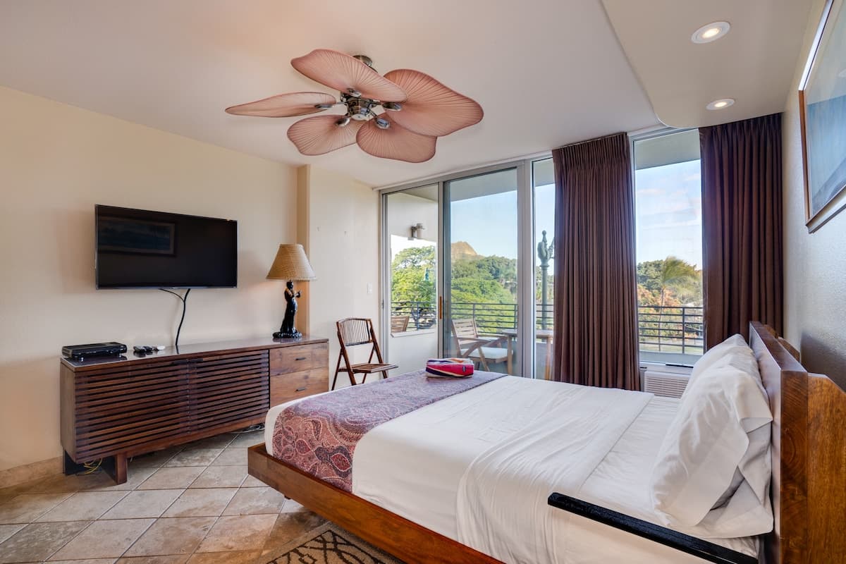 Condo in Honolulu · ★4.64 · Studio · 1 bed · 1 private bath - Photo 1
