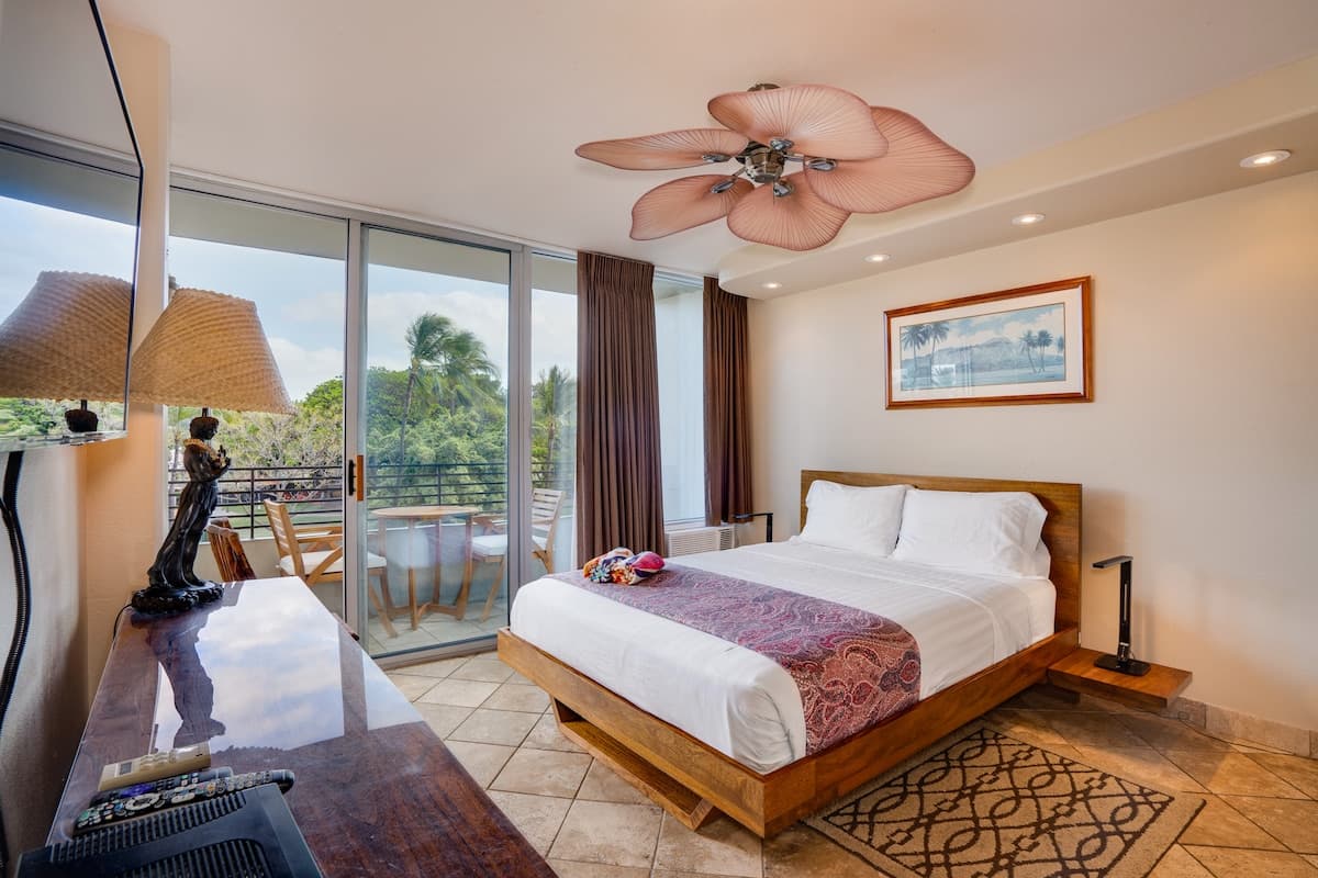Condo in Honolulu · ★4.64 · Studio · 1 bed · 1 private bath - Photo 2