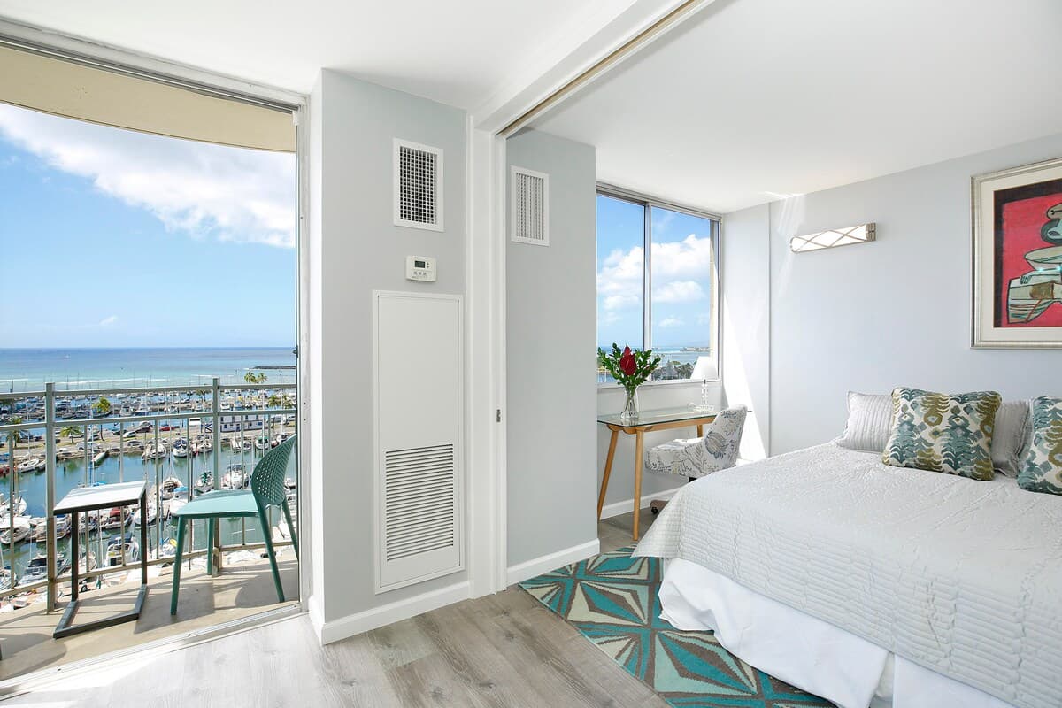 Condo in Honolulu · ★4.92 · 1 bedroom · 2 beds · 1 private bath - Photo 2