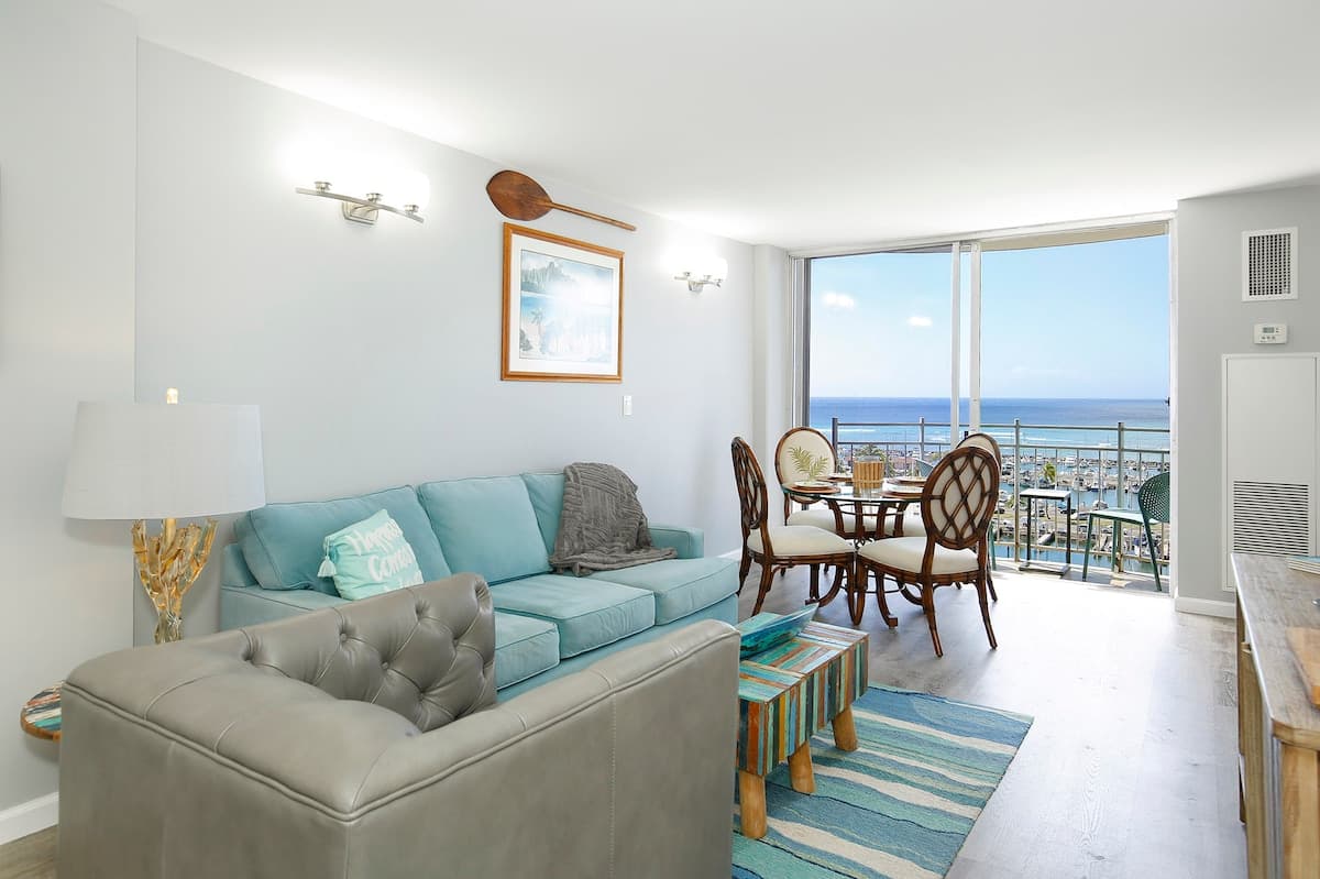 Condo in Honolulu · ★4.92 · 1 bedroom · 2 beds · 1 private bath - Photo 4