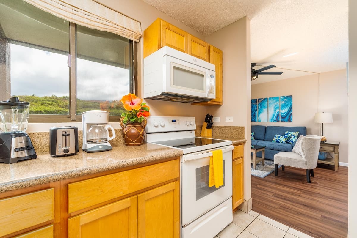 Condo in Lahaina · ★4.63 · 1 bedroom · 2 beds · 1 bath - Photo 5