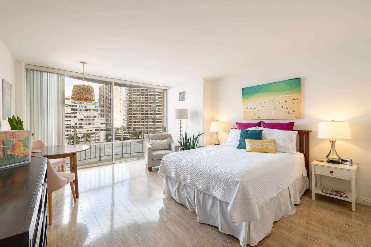 Condo in Honolulu · ★4.79 · Studio · 1 bed · 1 private bath - Photo 1