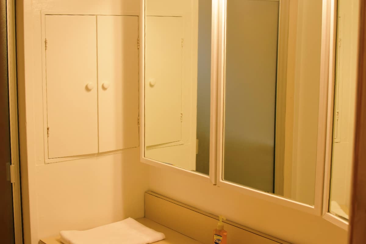 Rm #11 Private Room Queen & Single Bed Priv Bath - Photo 5