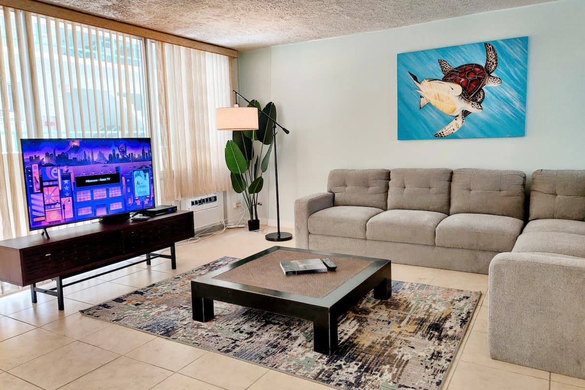 Condo in Honolulu · ★4.72 · 1 bedroom · 3 beds · 1 private bath - Photo 3