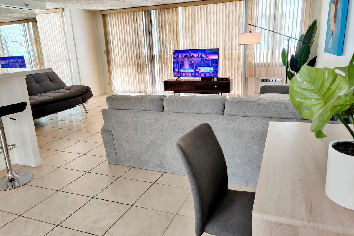 Condo in Honolulu · ★4.72 · 1 bedroom · 3 beds · 1 private bath - Photo 5