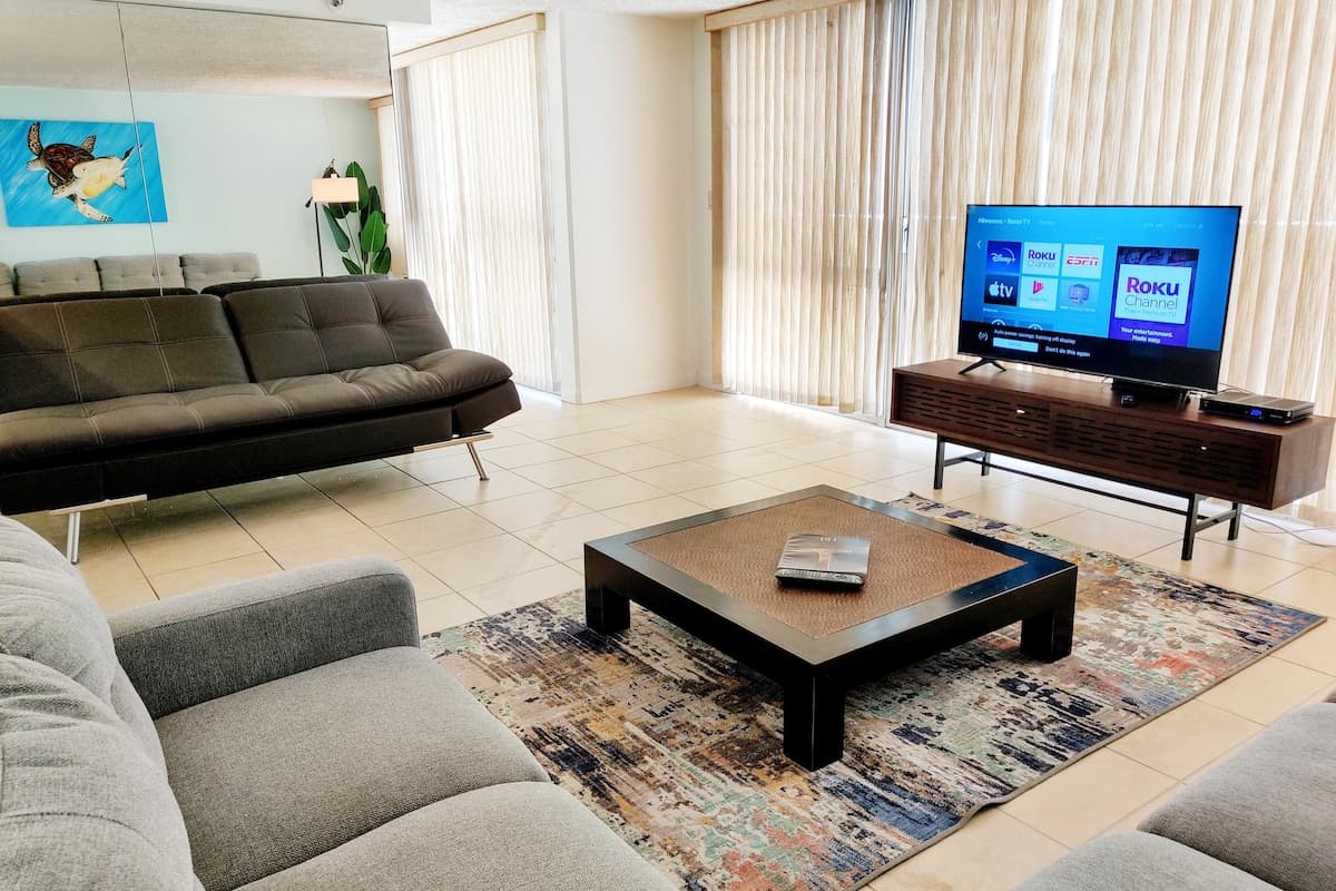 Condo in Honolulu · ★4.72 · 1 bedroom · 3 beds · 1 private bath - Photo 4