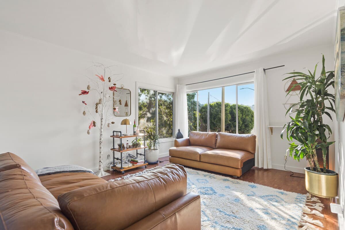 Celebrity-Designed Home with Skyline Views - Photo 4