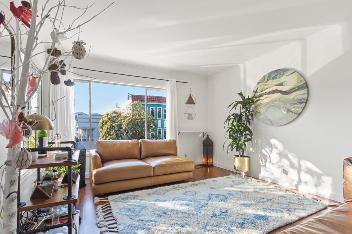 Celebrity-Designed Home with Skyline Views - Photo 2