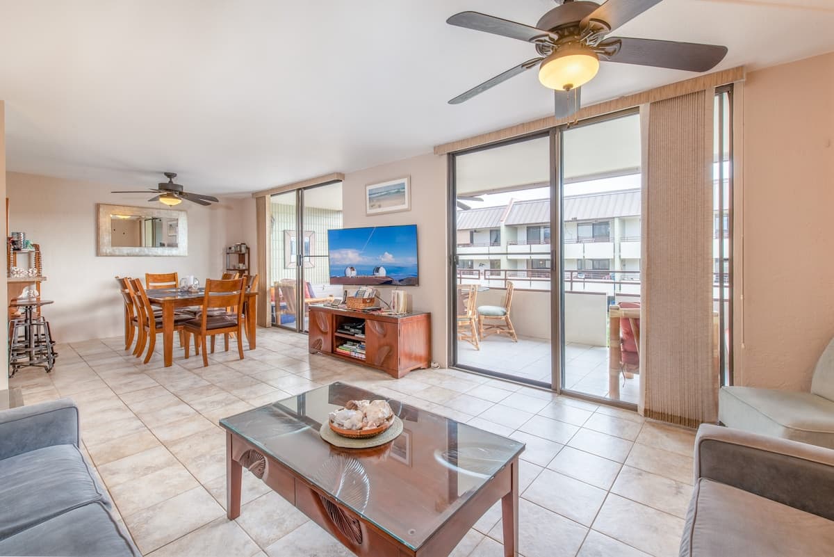 Condo in Kailua-Kona · ★4.83 · 2 bedrooms · 3 beds · 2 private baths - Photo 3