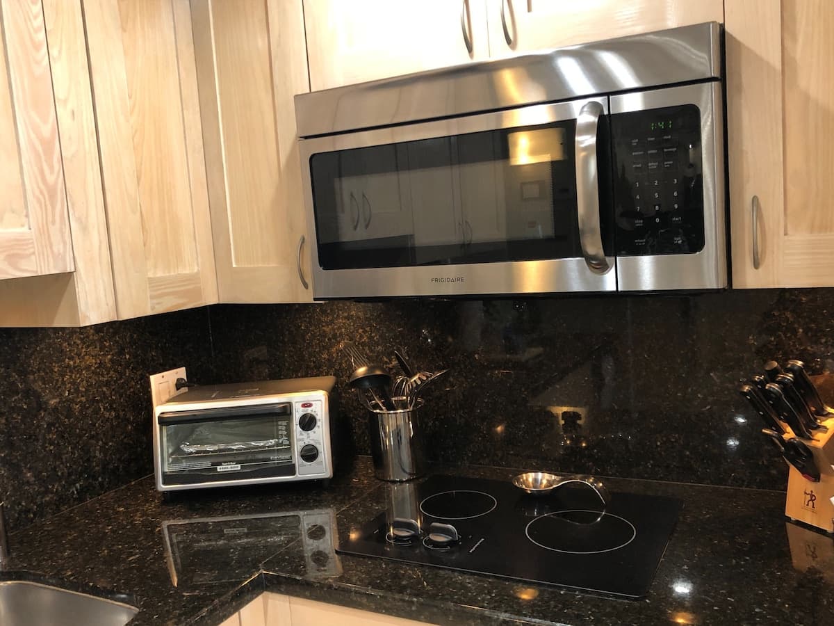 Condo in Lahaina · ★4.81 · Studio · 1 bed · 1 bath - Photo 3