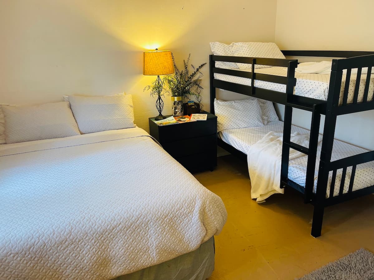 Condo in Kailua-Kona · ★4.79 · 2 bedrooms · 4 beds · 2 private baths - Photo 2