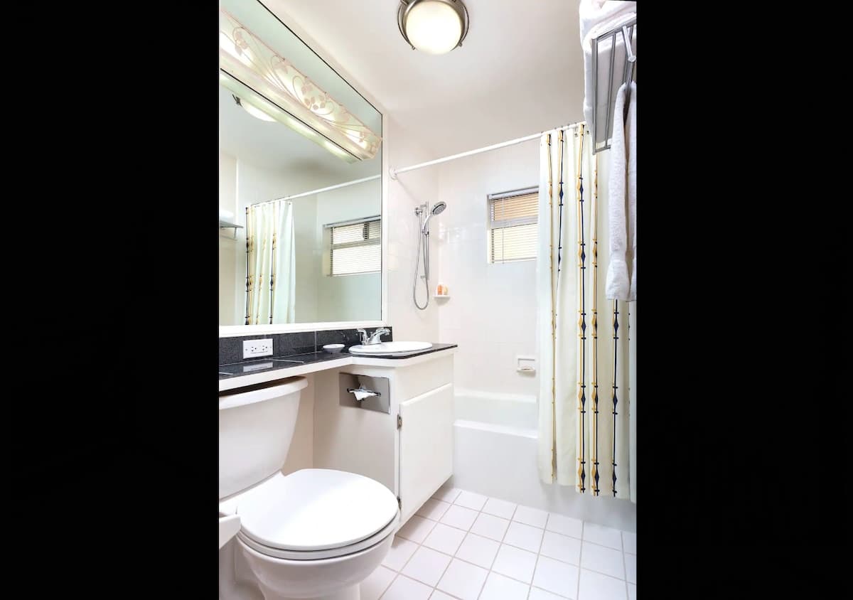 Steps from Ghirardelli & Cable Cars, 2BR - Photo 5