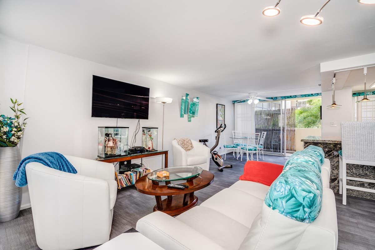 Condo in Honolulu · ★4.75 · 1 bedroom · 2 beds · 1 private bath - Photo 1