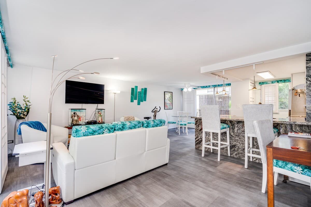 Condo in Honolulu · ★4.75 · 1 bedroom · 2 beds · 1 private bath - Photo 3