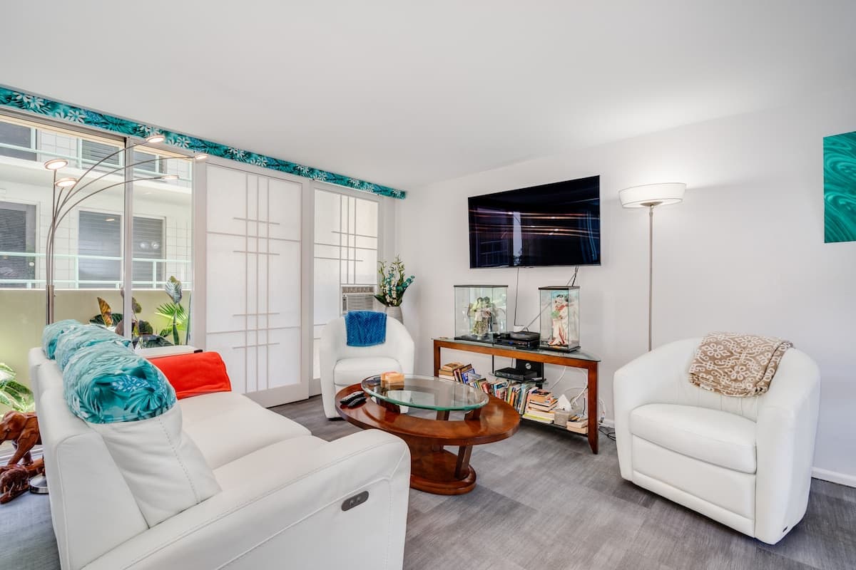 Condo in Honolulu · ★4.75 · 1 bedroom · 2 beds · 1 private bath - Photo 2