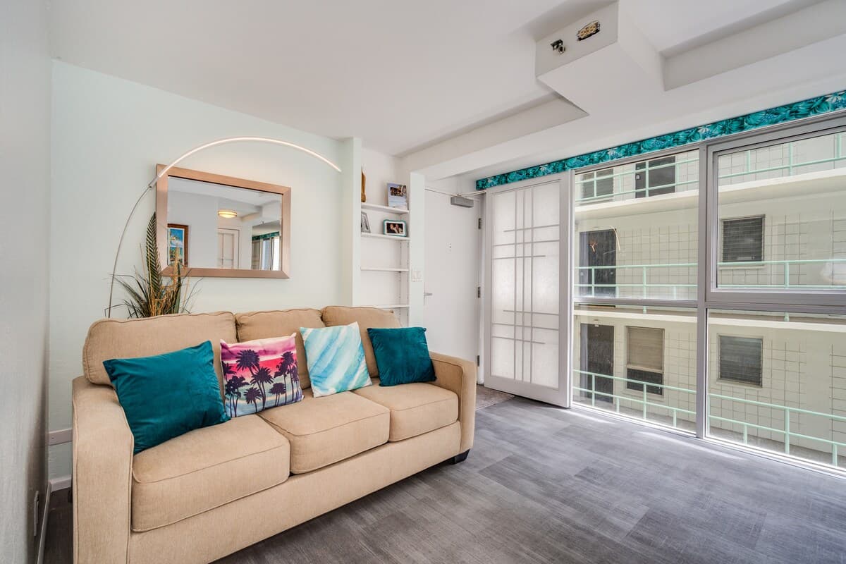Condo in Honolulu · ★4.75 · 1 bedroom · 2 beds · 1 private bath - Photo 5