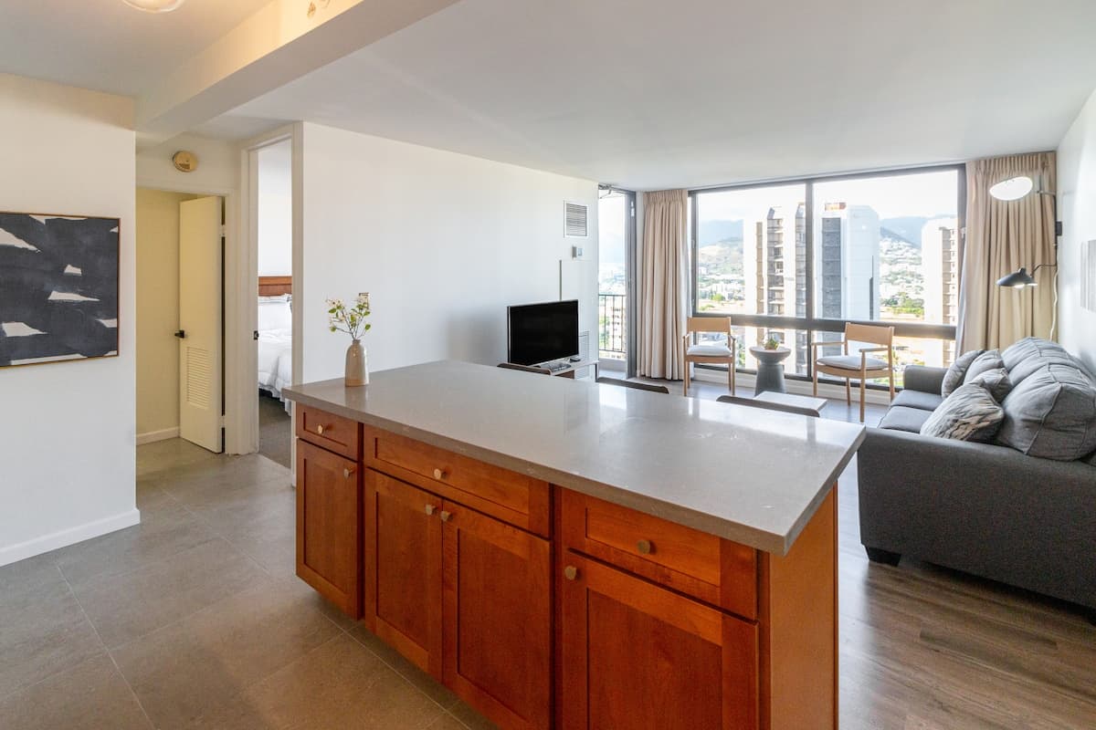 Condo in Honolulu · ★4.85 · 1 bedroom · 2 beds · 1 private bath - Photo 5