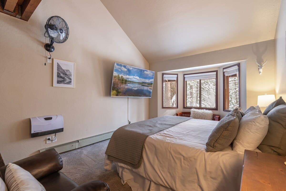 Modern Mountain Cabin with Hot Tub & Pool Access - Photo 5