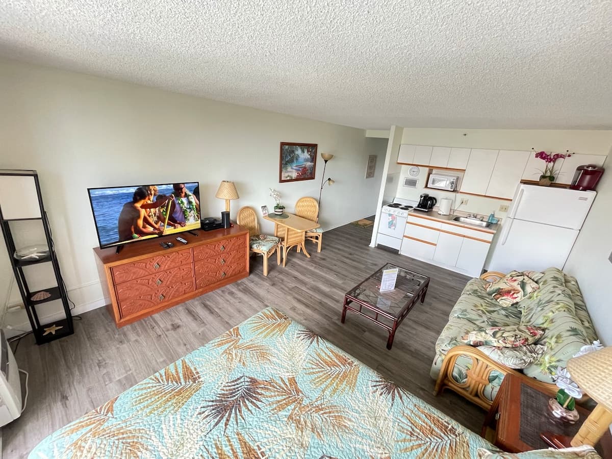 Condo in Honolulu · ★4.68 · Studio · 2 beds · 1 private bath - Photo 3