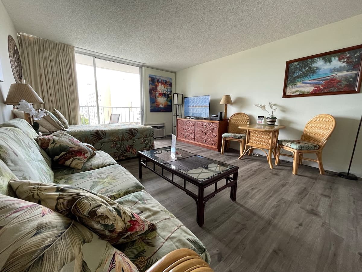 Condo in Honolulu · ★4.68 · Studio · 2 beds · 1 private bath - Photo 2