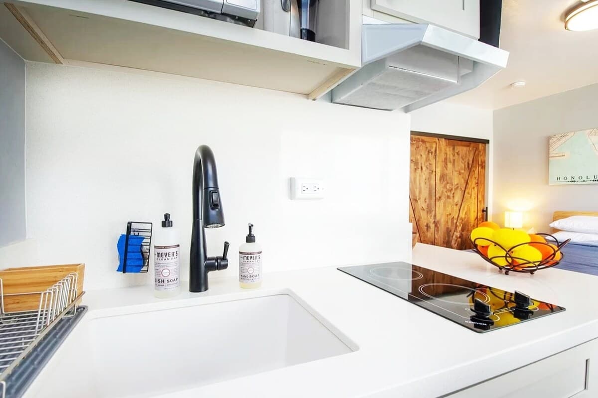 Condo in Honolulu · ★4.98 · 1 bedroom · 1 bed · 1 private bath - Photo 4