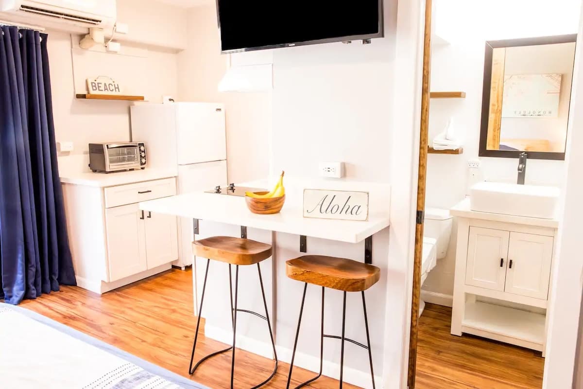 Condo in Honolulu · ★4.98 · 1 bedroom · 1 bed · 1 private bath - Photo 5