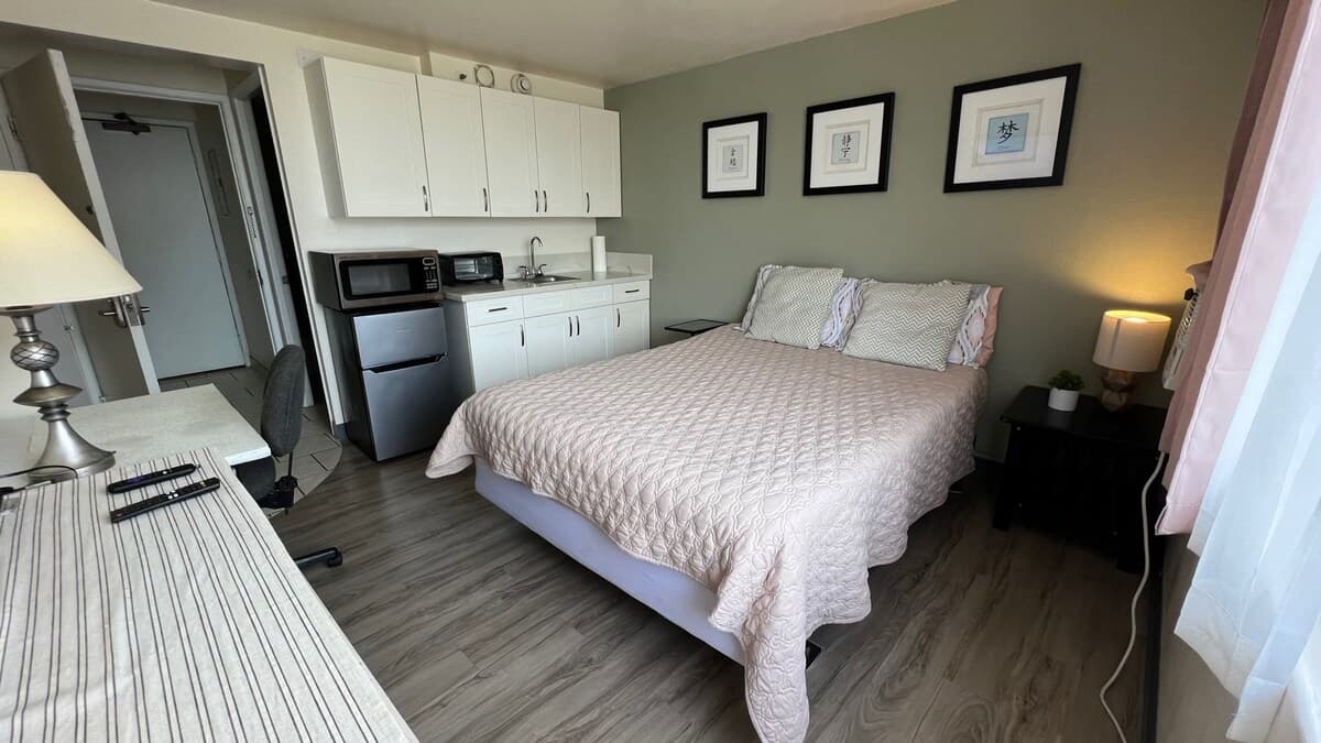 Condo in Honolulu · ★4.79 · Studio · 1 bed · 1 private bath - Photo 2