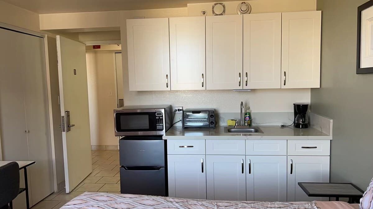 Condo in Honolulu · ★4.79 · Studio · 1 bed · 1 private bath - Photo 4