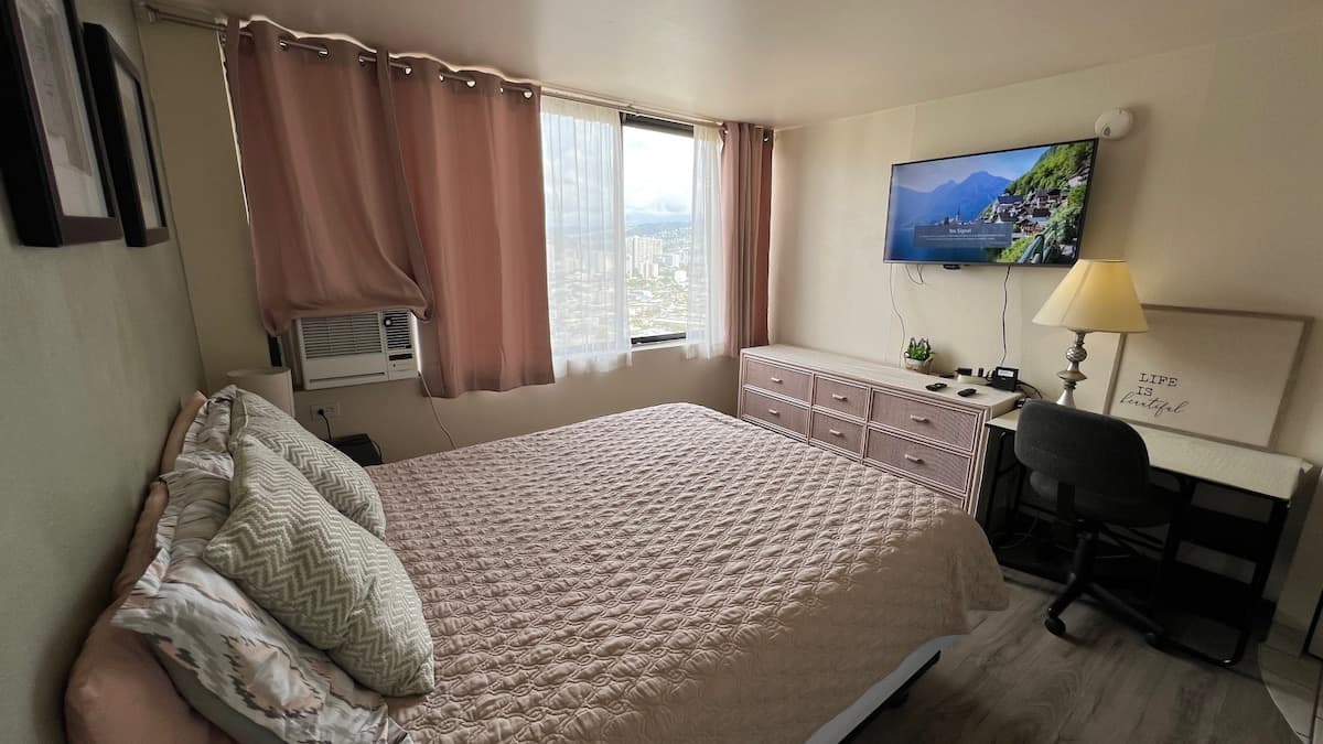 Condo in Honolulu · ★4.79 · Studio · 1 bed · 1 private bath - Photo 1