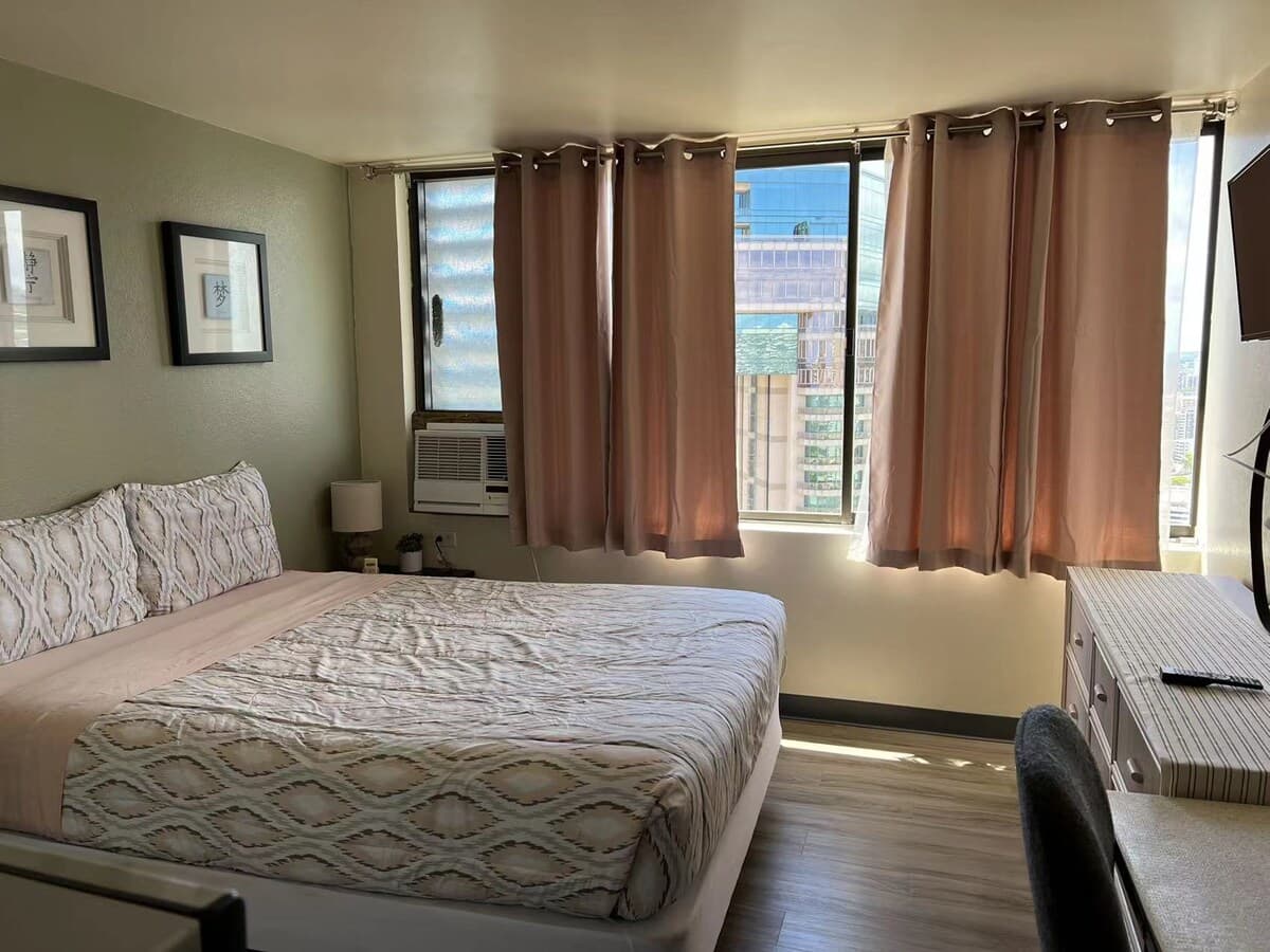 Condo in Honolulu · ★4.79 · Studio · 1 bed · 1 private bath - Photo 3