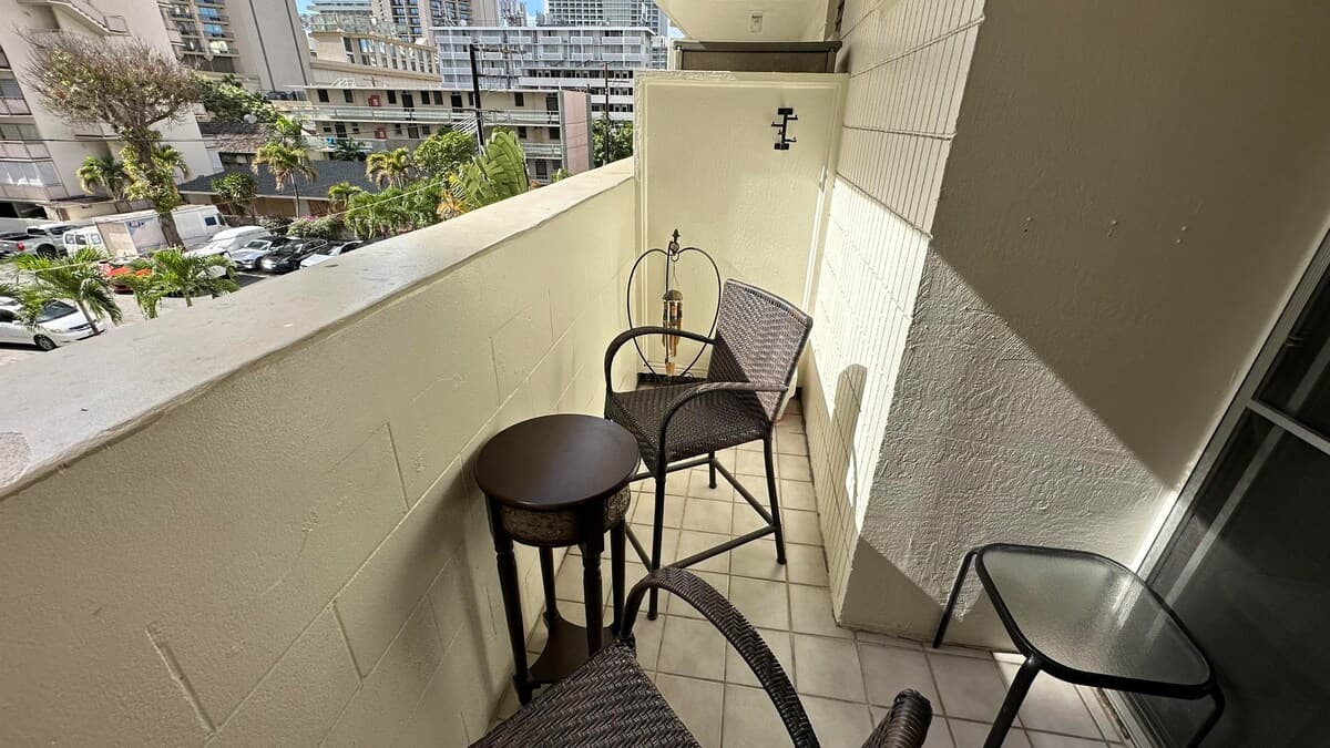 Condo in Honolulu · ★4.42 · Studio · 1 bed · 1 private bath - Photo 4