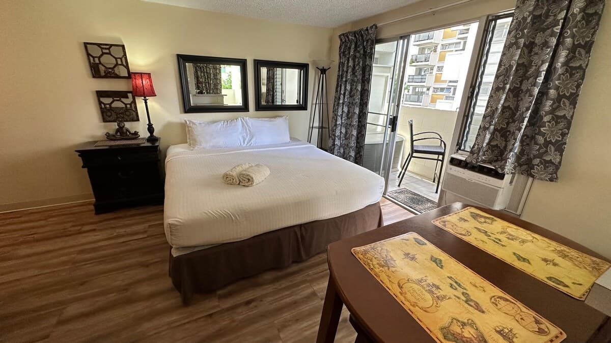 Condo in Honolulu · ★4.42 · Studio · 1 bed · 1 private bath - Photo 2