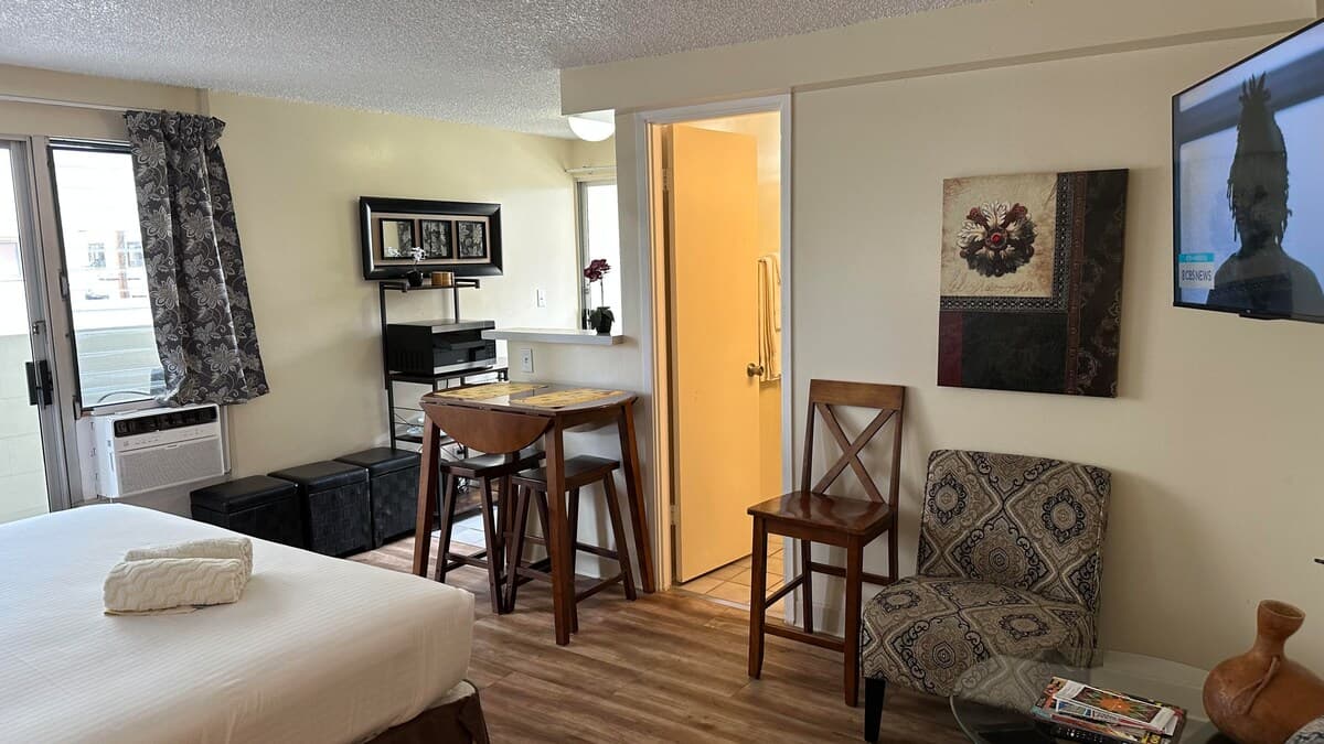 Condo in Honolulu · ★4.42 · Studio · 1 bed · 1 private bath - Photo 5
