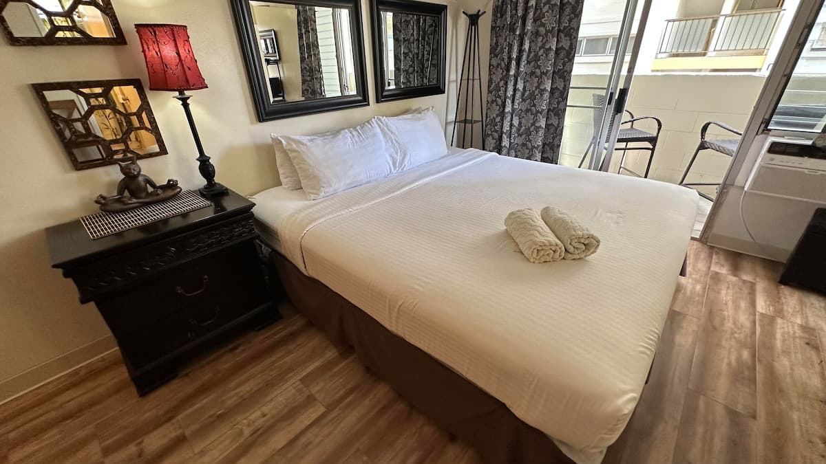 Condo in Honolulu · ★4.42 · Studio · 1 bed · 1 private bath - Photo 1