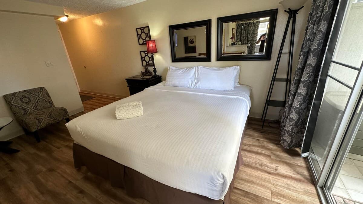 Condo in Honolulu · ★4.42 · Studio · 1 bed · 1 private bath - Photo 3