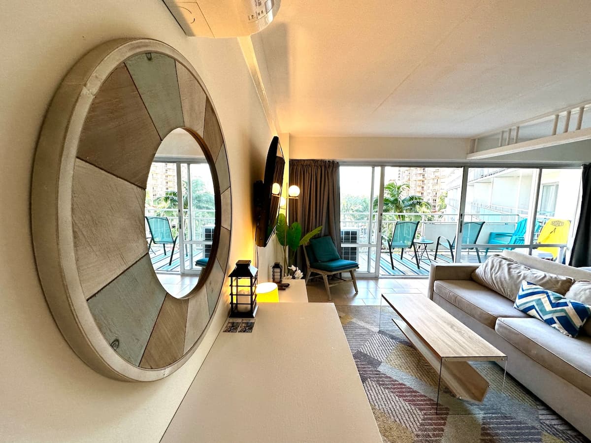Condo in Honolulu · ★4.83 · 1 bedroom · 2 beds · 1 private bath - Photo 2
