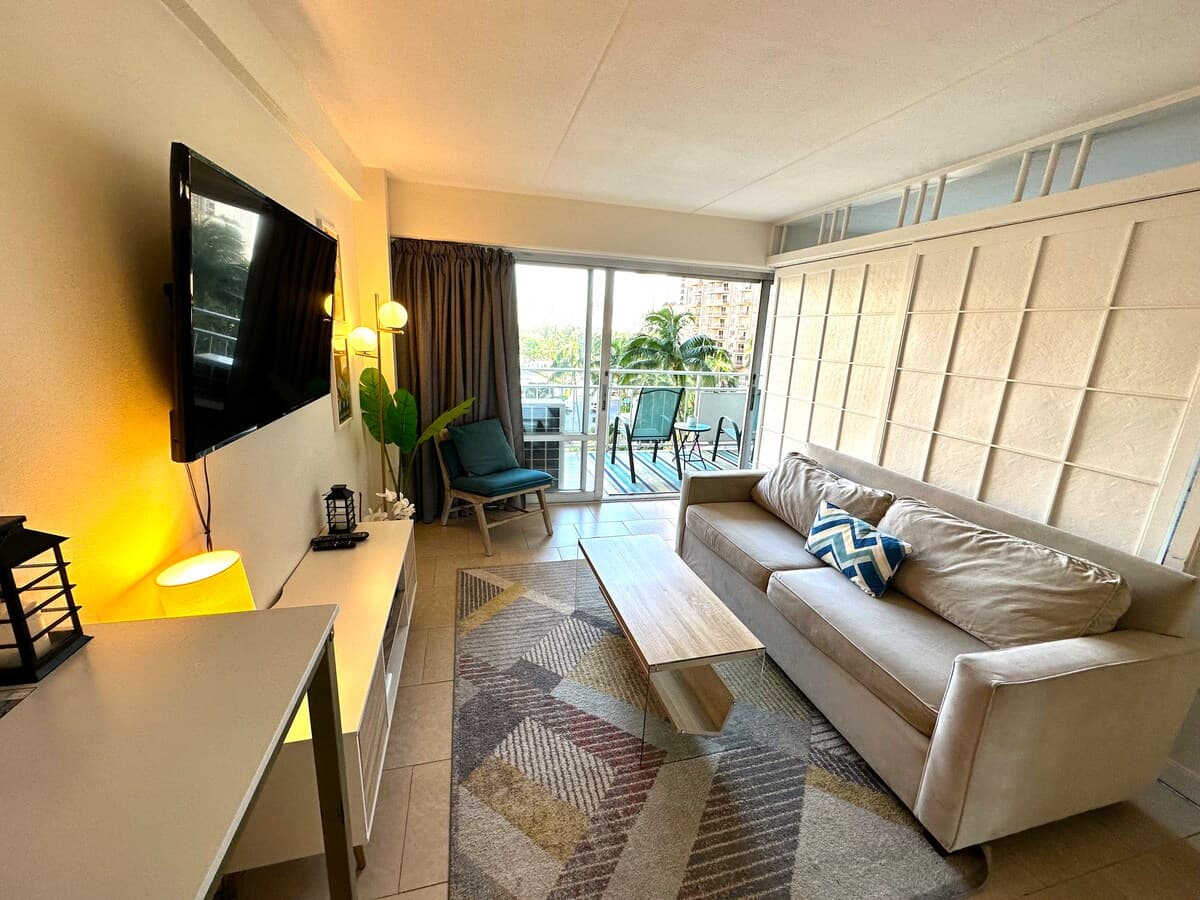 Condo in Honolulu · ★4.83 · 1 bedroom · 2 beds · 1 private bath - Photo 3