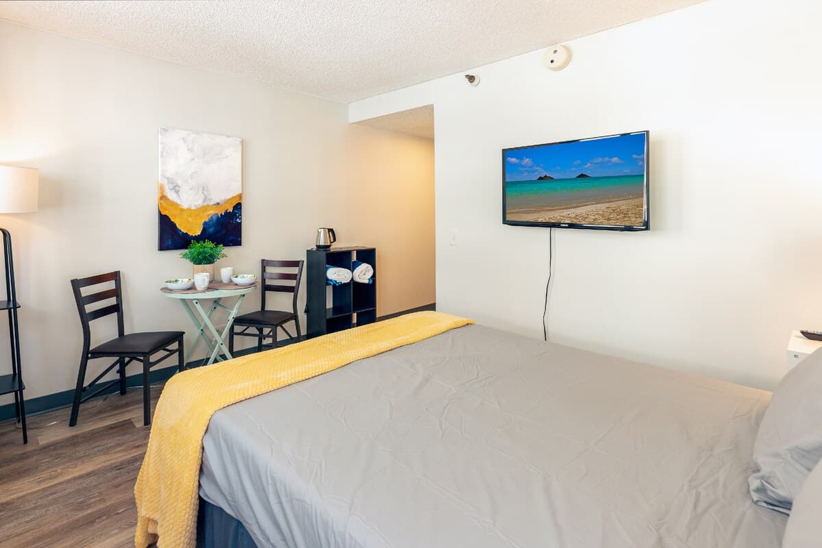 Condo in Honolulu · ★4.66 · Studio · 1 bed · 1 private bath - Photo 1